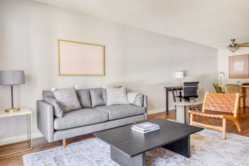 Glendale 1BR w Gym Pool Lounge very walkable LAX-502 photo 2