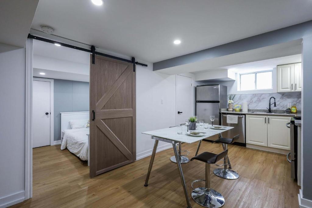 Modern Rustic Guest Suite w/ Gym&Pool Near Toronto photo 1