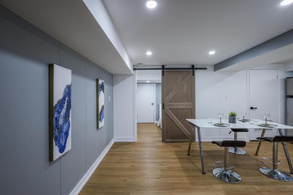 Modern Rustic Guest Suite w/ Gym&Pool Near Toronto photo 2