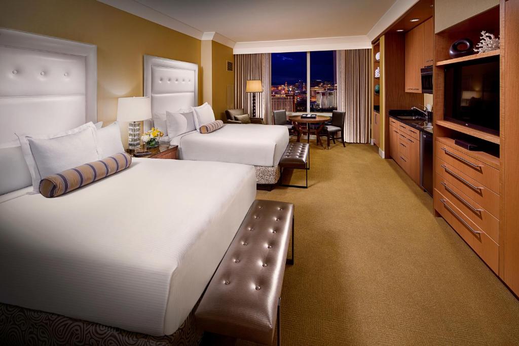 Четырехместный (Номер Делюкс с 2 кроватями размера «queen-size»), Trump International Hotel Las Vegas