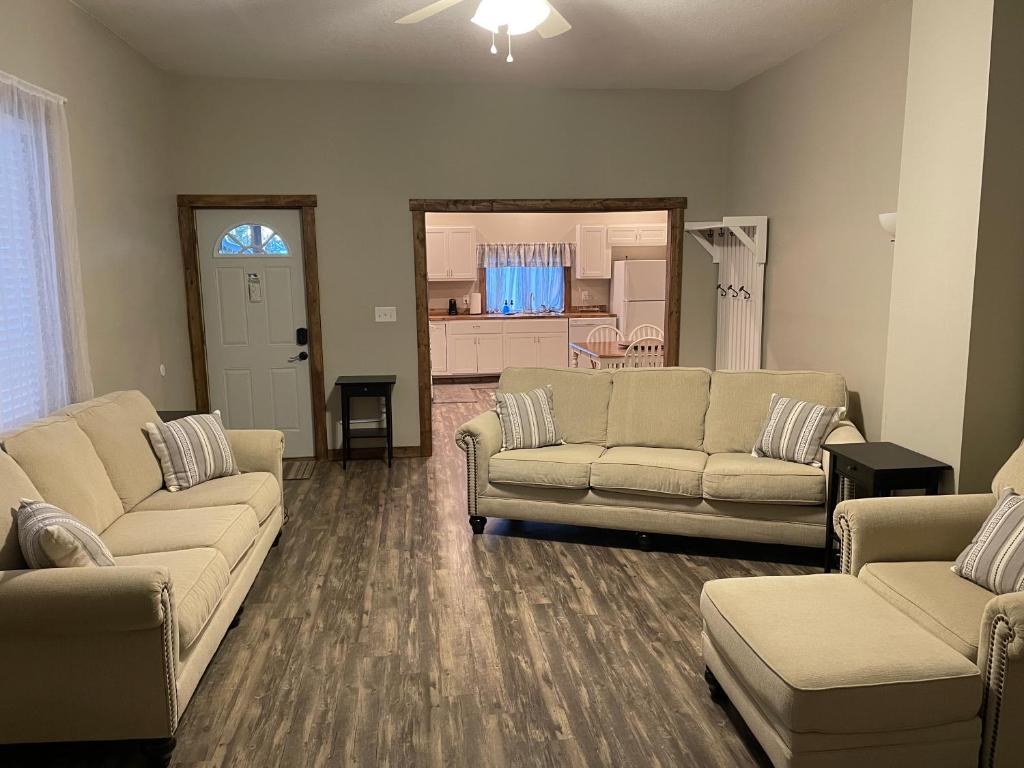 Modern Farmhouse 3 Bed, 2 Bath Apartment, Sleeps 7, Lots of Space, Steps to Downtown, Honeywell & Eagles Theater photo 4