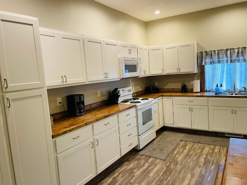 Modern Farmhouse 3 Bed, 2 Bath Apartment, Sleeps 7, Lots of Space, Steps to Downtown, Honeywell & Eagles Theater photo 2