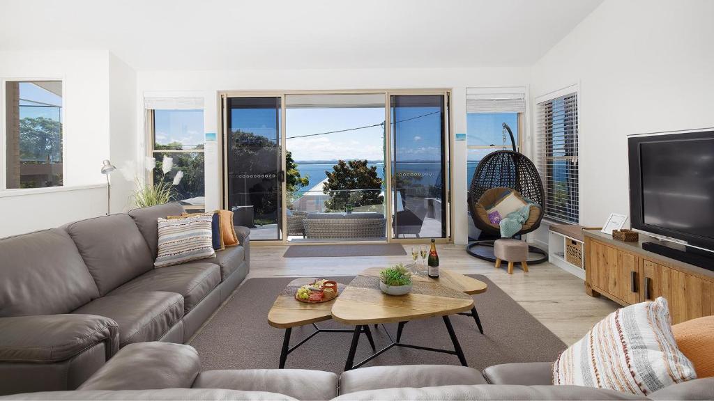 Dutchie's Sand & Sea Beach House - easy walk to the beach photo 4