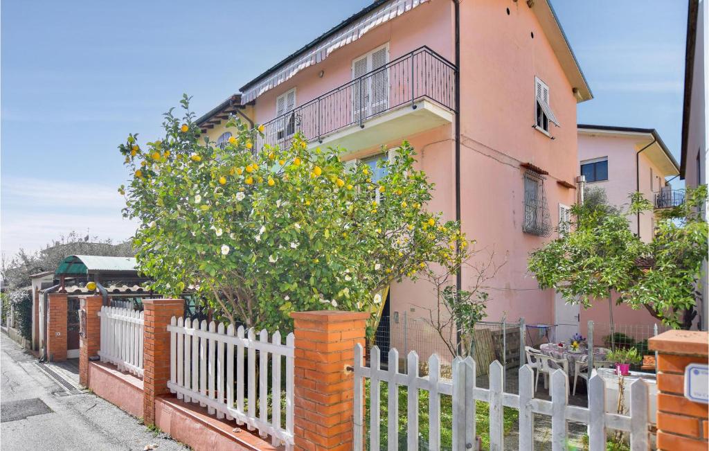 Amazing Home In Massarosa With Wifi And 3 Bedrooms