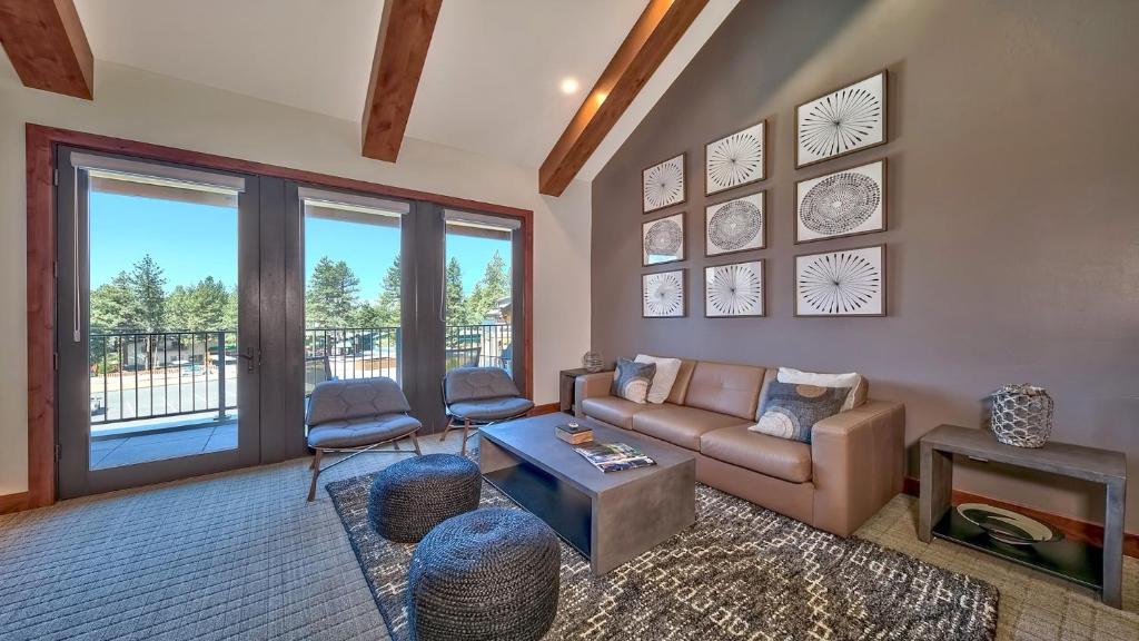 Luxury Residence - Gondola Across The Street Condo photo 1