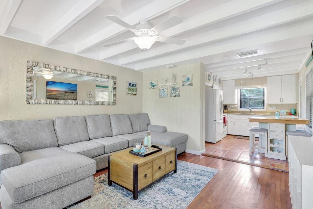 Sunny Naples - Subtropical Oasis Cottage image