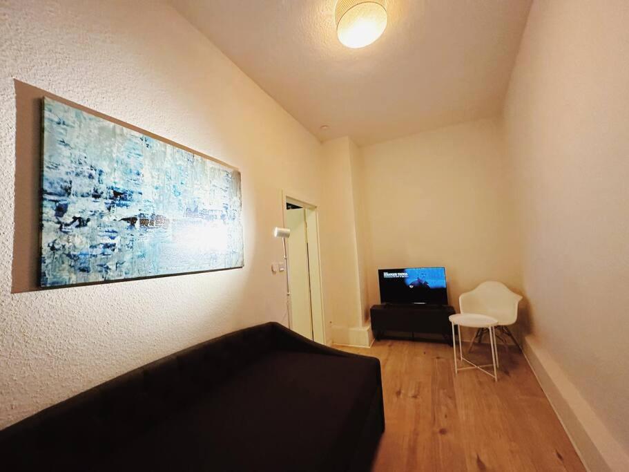 2min Schwebebahn Netflix 2zimmer - Tap to explore photos