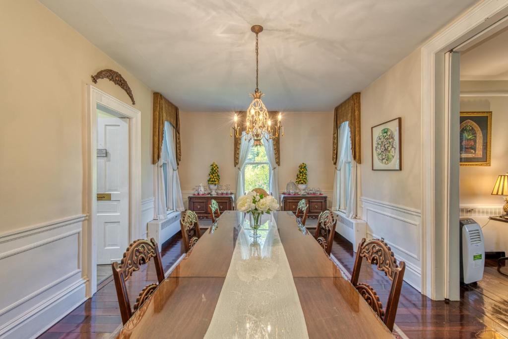 Monroe Manor Inn photo 4