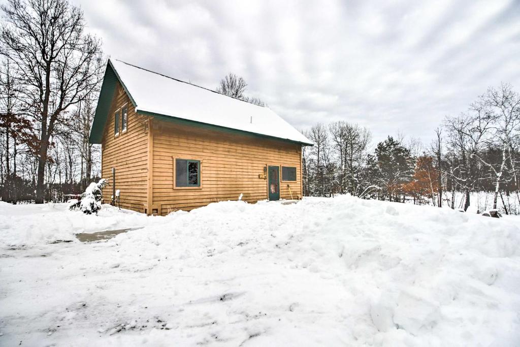 Cabin with Fireplace Less Than 1 Mile to Lakes and Golf photo 2