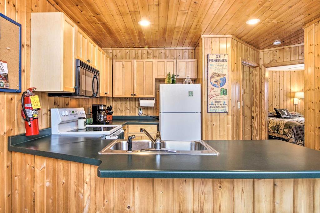 Cabin with Fireplace Less Than 1 Mile to Lakes and Golf photo 4