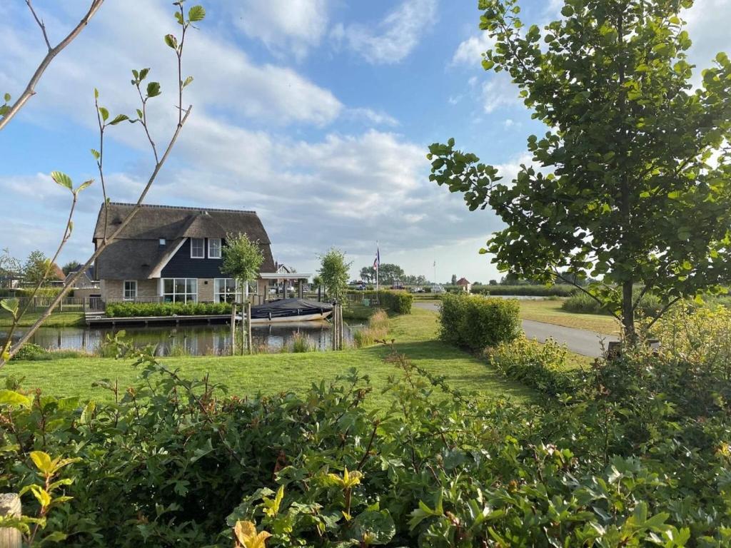 Beautiful wellness villa with sauna, on a holiday park on the Tjeukemeer