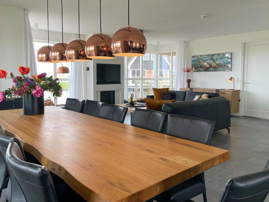 Beautiful wellness villa with sauna, on a holiday park on the Tjeukemeer photo 3