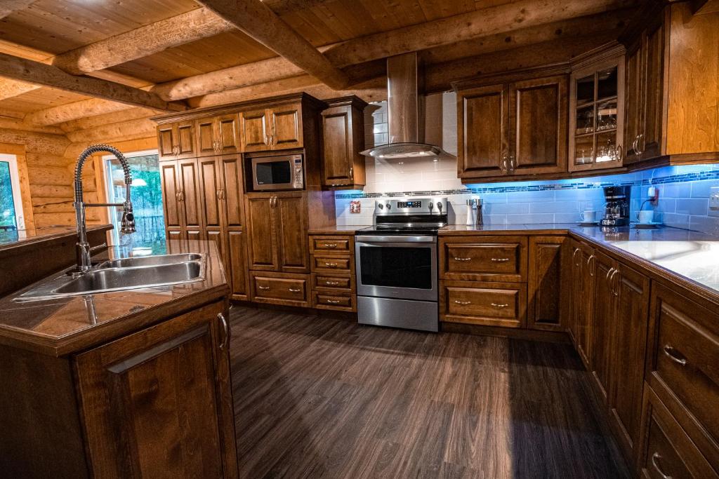 Les Chalets Tourisma - Chalet en bois rond avec spa et lac privé - Le Caribou photo 4