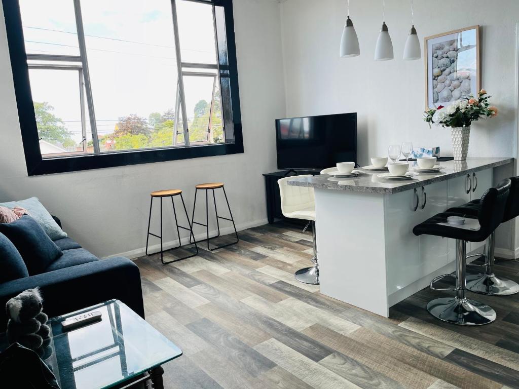 Modern Upstairs Apartment in Dunedin Central photo 4