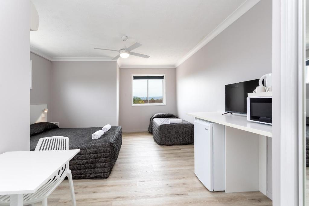 Burleigh Gold Coast Motel - Tap to explore photos