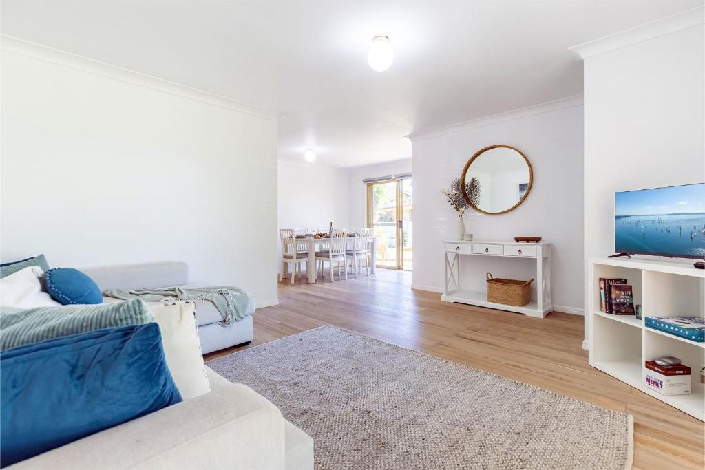 Driftwood Cottage 1 28 Farm Rd pet friendly Wi Fi Air Con and ground floor photo 1