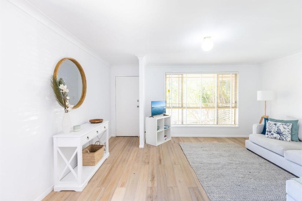 Driftwood Cottage 1 28 Farm Rd pet friendly Wi Fi Air Con and ground floor photo 3