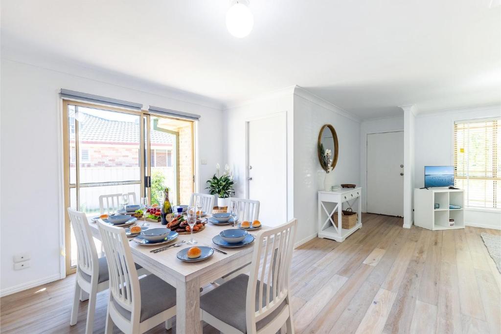 Driftwood Cottage 1 28 Farm Rd pet friendly Wi Fi Air Con and ground floor photo 4