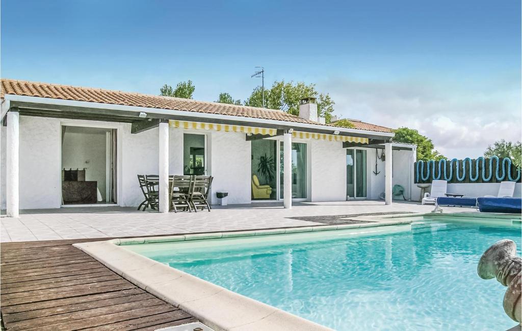 Beautiful Home In Laiguillon Sur Mer With 3 Bedrooms, Outdoor Swimming Pool And Heated Swimming Pool