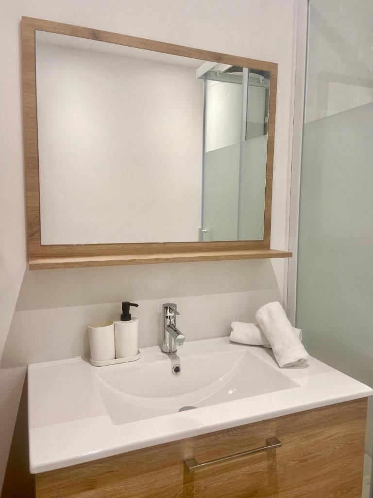 LE COCON -Studio Ville à 10 min des plages à pieds , wifi, clim et parking photo 3
