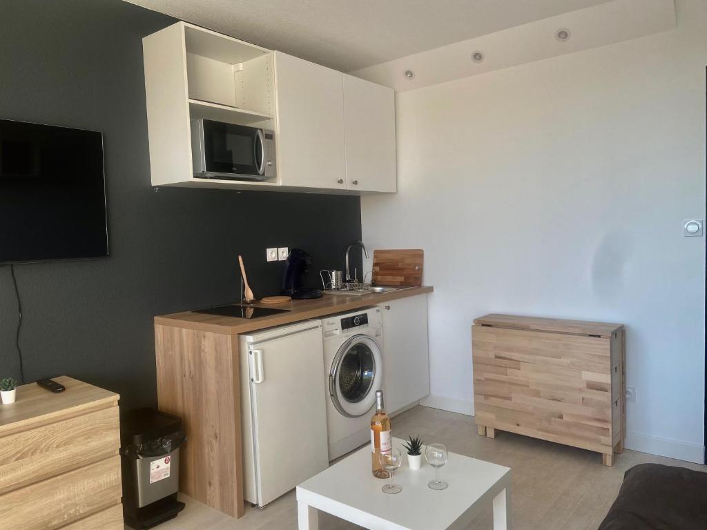 LE COCON -Studio Ville à 10 min des plages à pieds , wifi, clim et parking photo 1