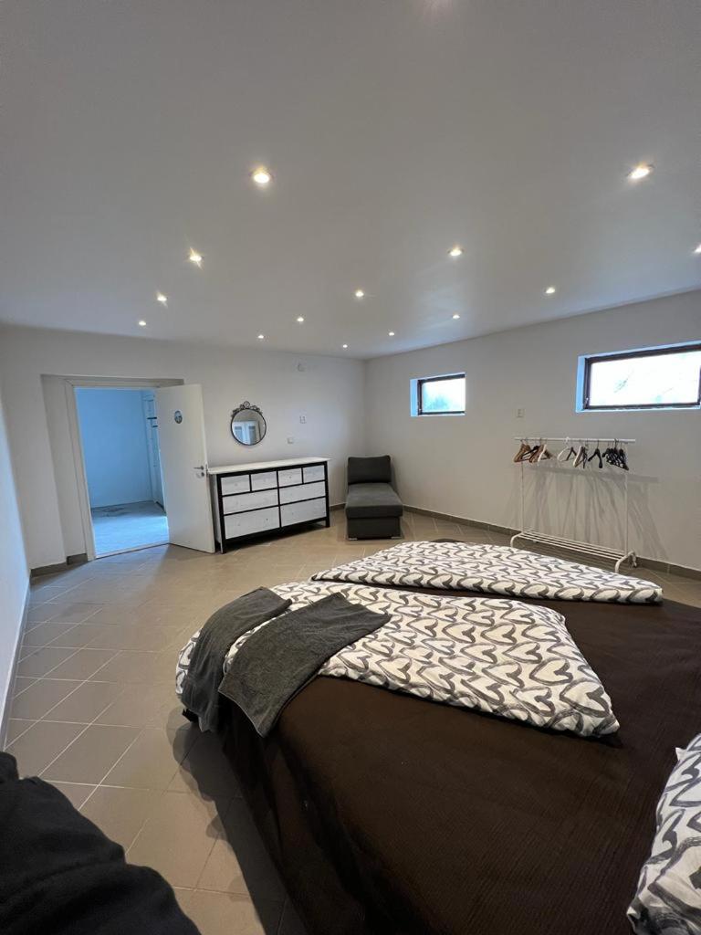 Furnished 1st floor apartment with walking distance to Beach. photo 1