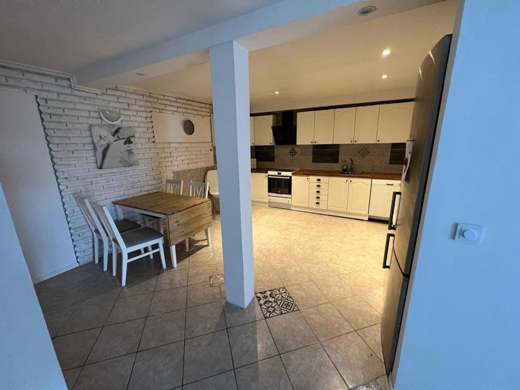 Furnished 1st floor apartment with walking distance to Beach. photo 3