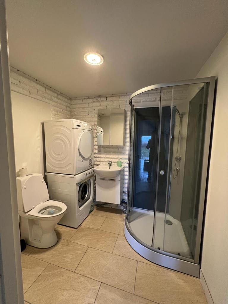Furnished 1st floor apartment with walking distance to Beach. photo 4