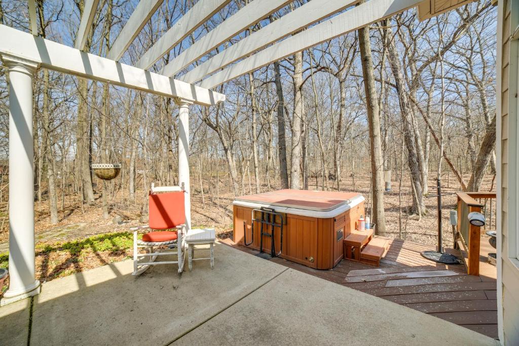 Charming Crete Home with Hot Tub, Deck and Fire Pit photo 3