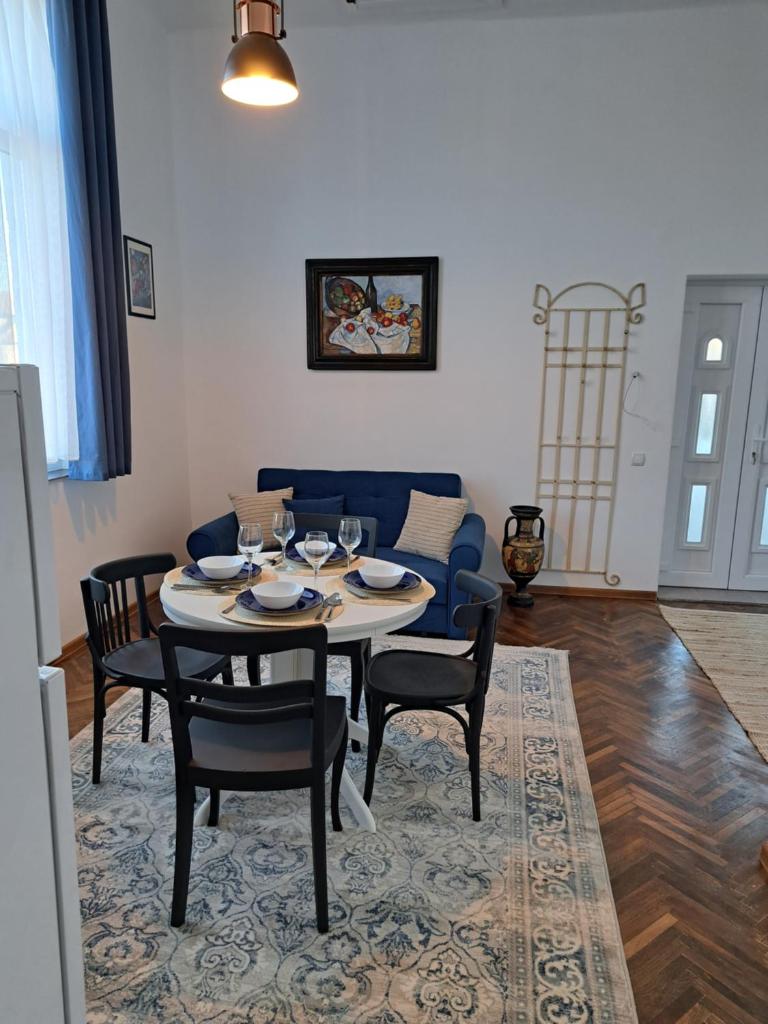 Weisz Apartment - With Free Private Parking, Wifi, Hot Drinks