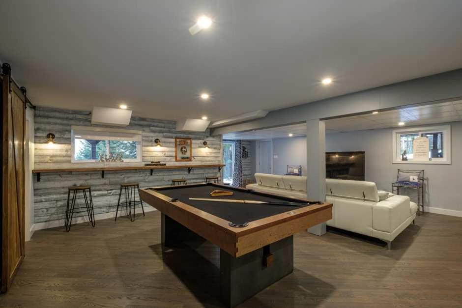 4bdrs Waterfront Chalet Wprivate Dock & Hot Tub