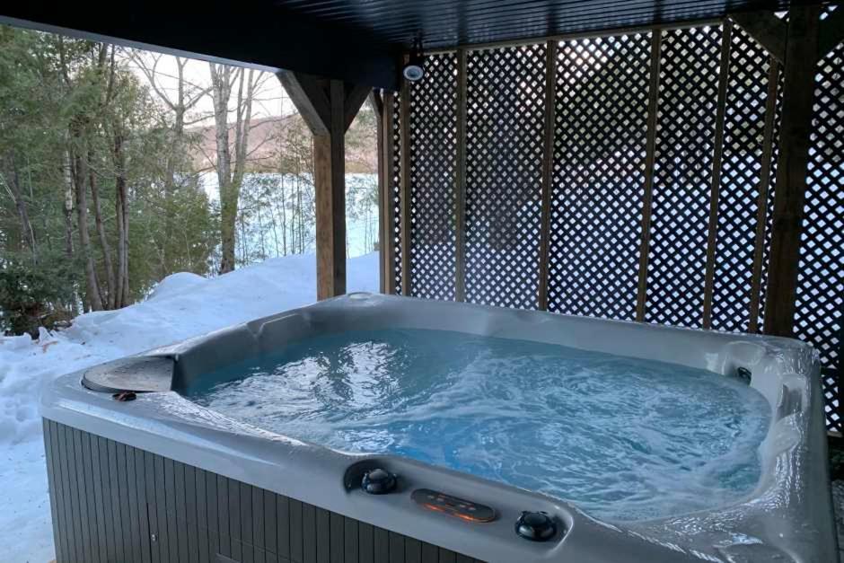 4bdrs Waterfront Chalet Wprivate Dock & Hot Tub photo 3