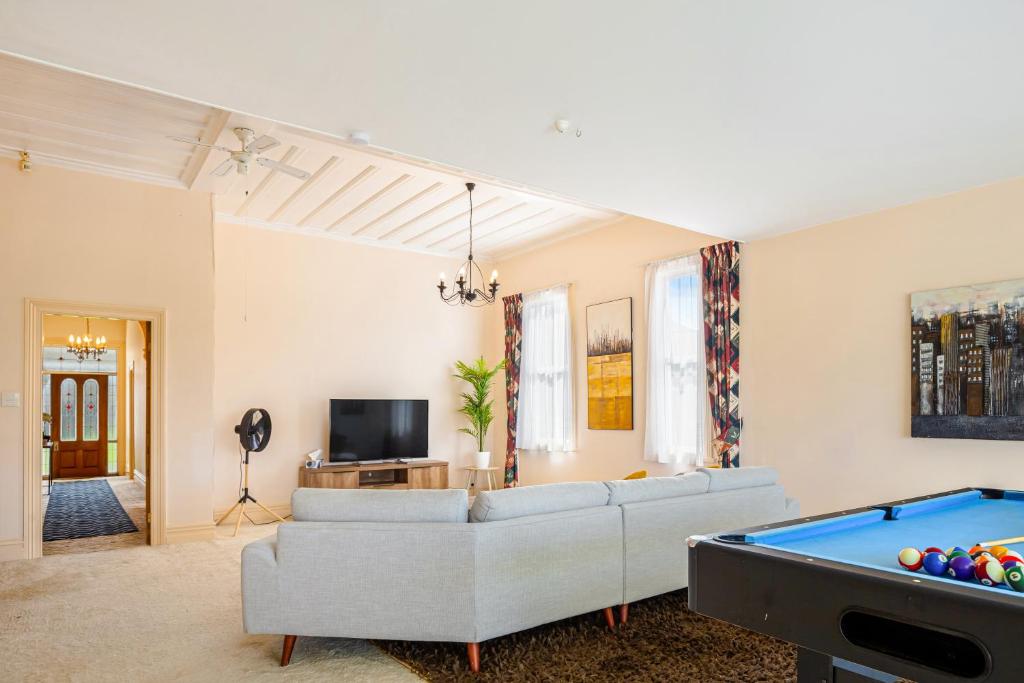 4Bed Spacious Villa in Chatswood photo 3