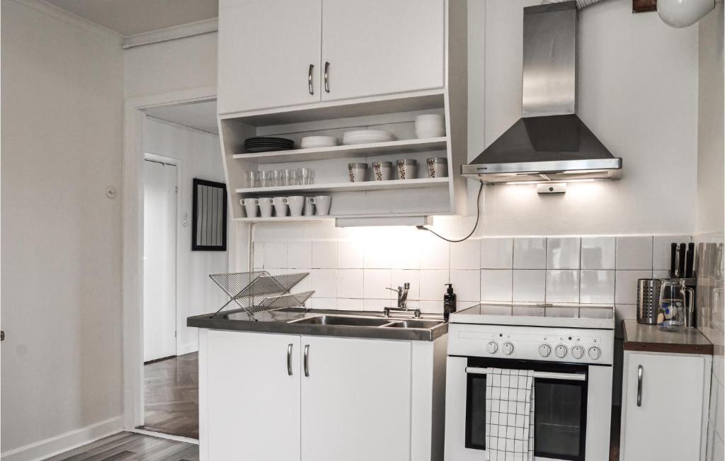Stunning Apartment In Hlleforsns With Wifi And 2 Bedrooms photo 4