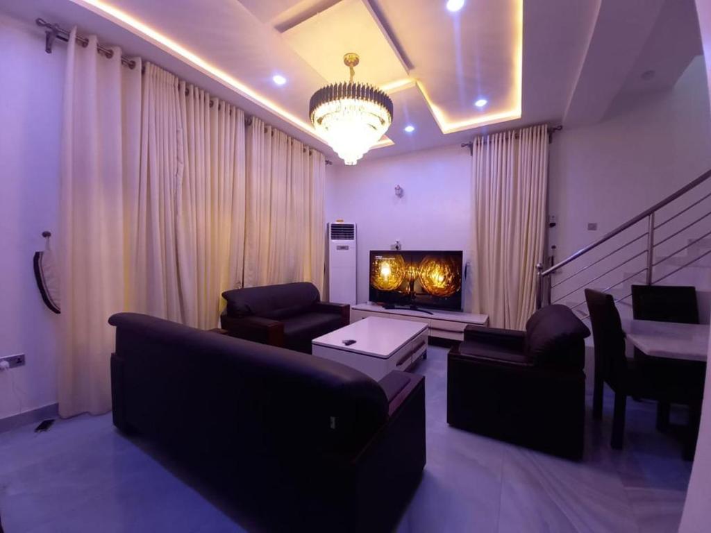 Tranquil 5 bedroom Detached Duplex, Osapa London, Lekki photo 1