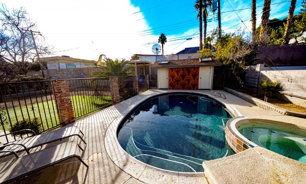 Newer Ranch with Pool and Hot Tub near the Strip and Freemont street. image