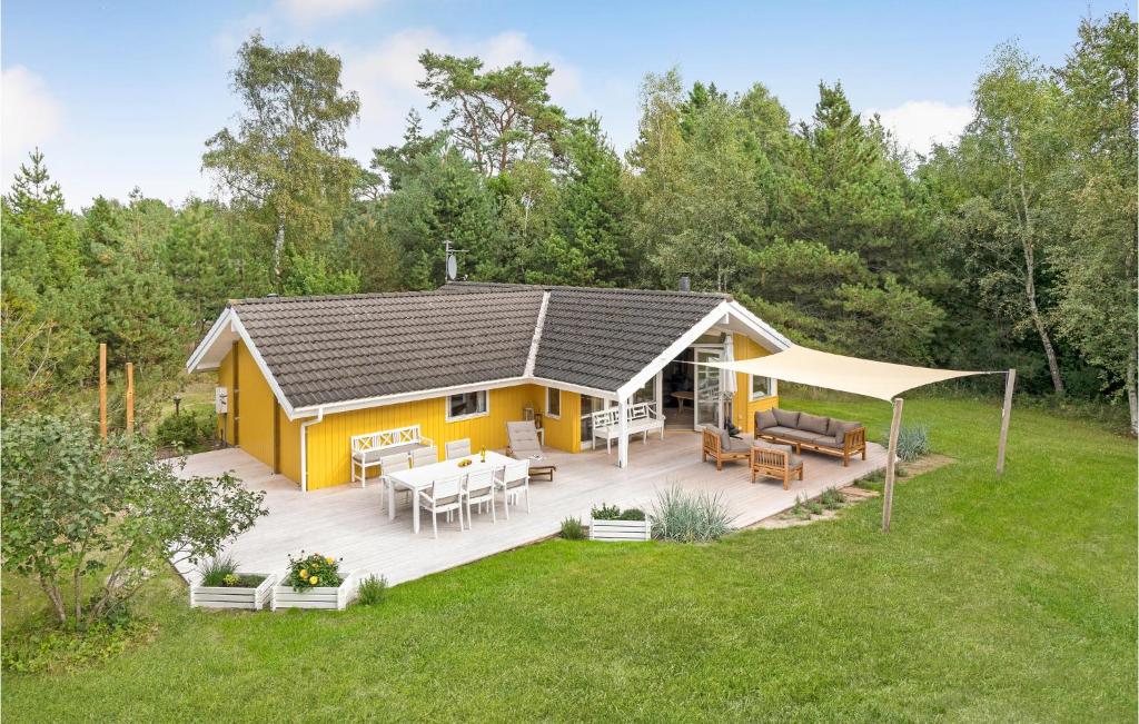 Beautiful Home In Hjby With 3 Bedrooms And Wifi
