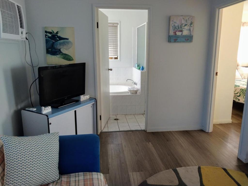 Bargara Beach Motor Inn budget accommodation pet friendly on application photo 3