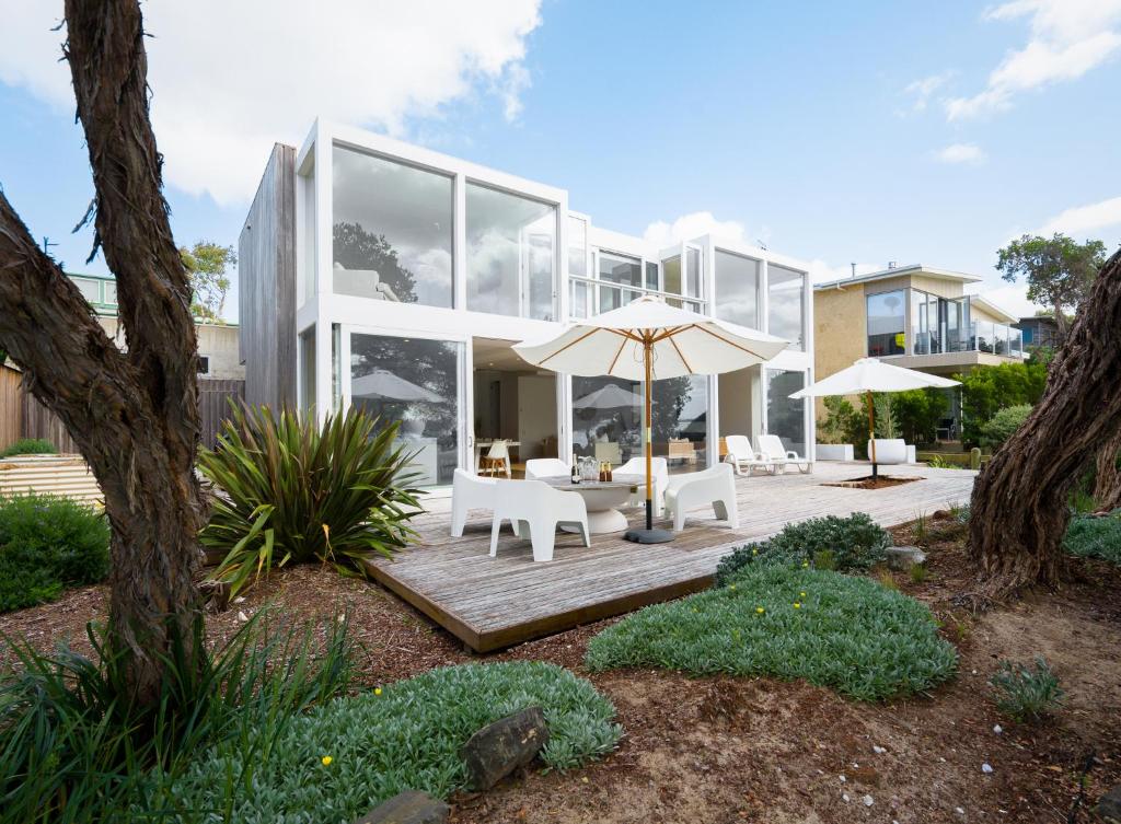The Cove Beach Front Luxury House photo 1