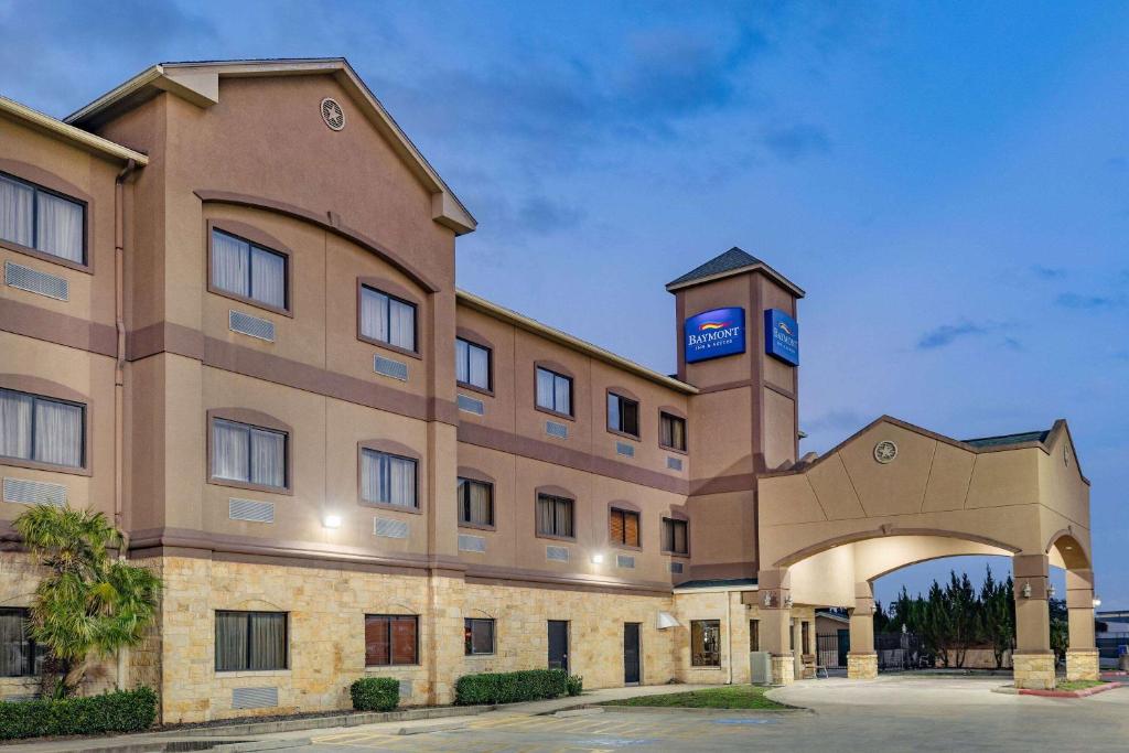 Baymont by Wyndham Cuero image