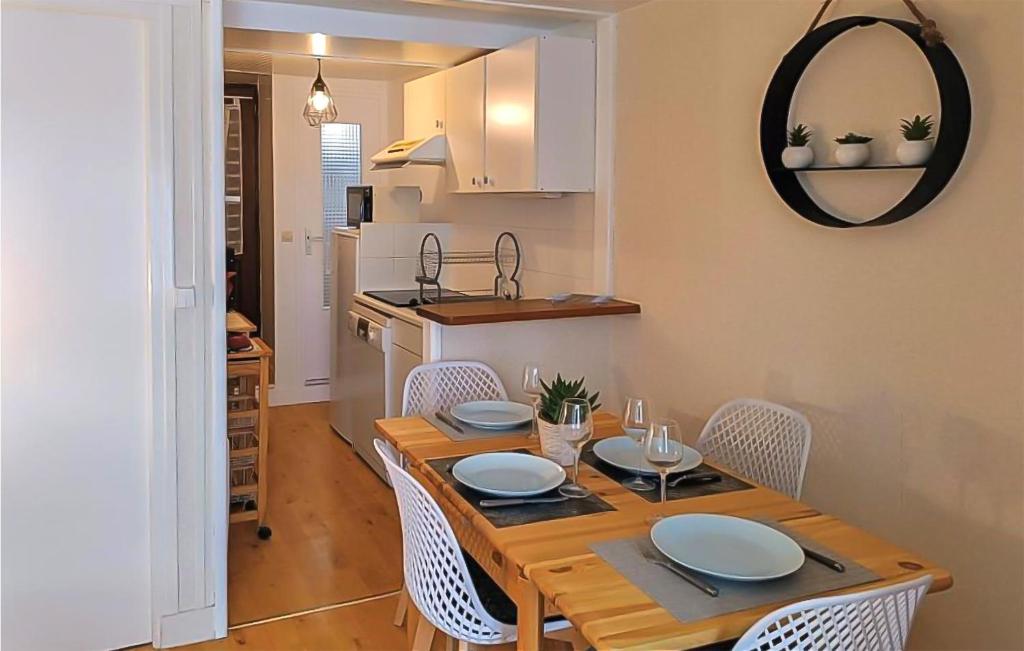 Nice Apartment In Grandcamp-maisy With Wifi And 1 Bedrooms photo 1