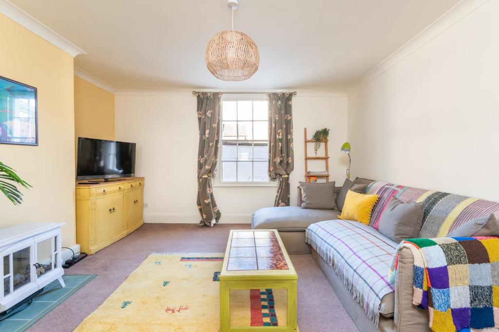 Newly Renovated City Centre Flat - Pass the Keys