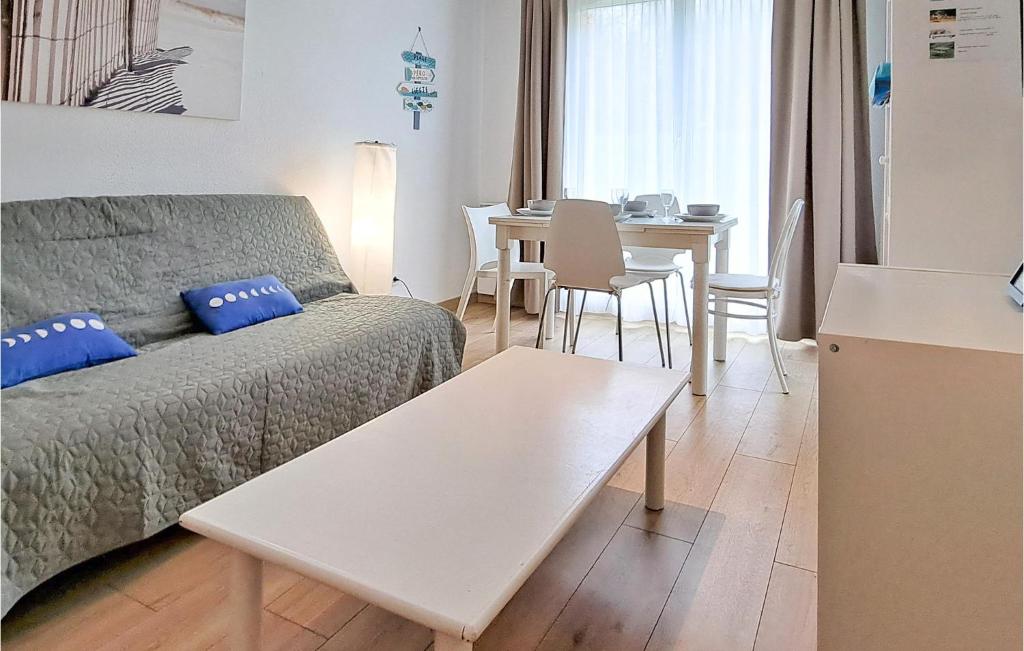 Awesome Apartment In quemauville With Outdoor Swimming Pool, Heated Swimming Pool And 1 Bedrooms photo 1