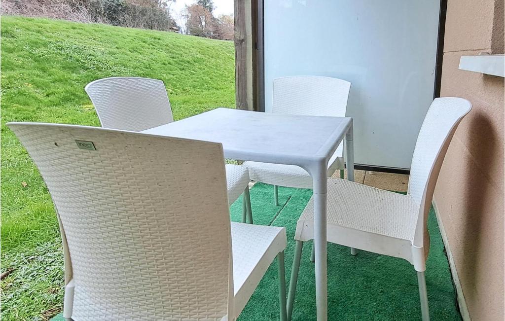 Awesome Apartment In quemauville With Outdoor Swimming Pool, Heated Swimming Pool And 1 Bedrooms photo 3