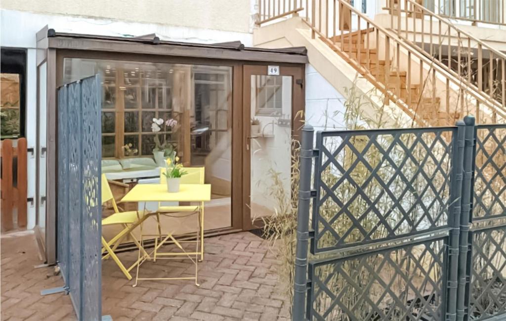 Nice Apartment In Grandcamp-maisy With Wifi And 1 Bedrooms photo 4