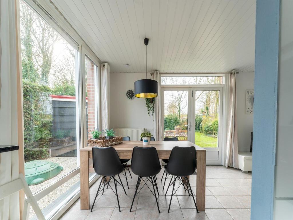 Welcoming holiday home in Baarland with fenced garden photo 2