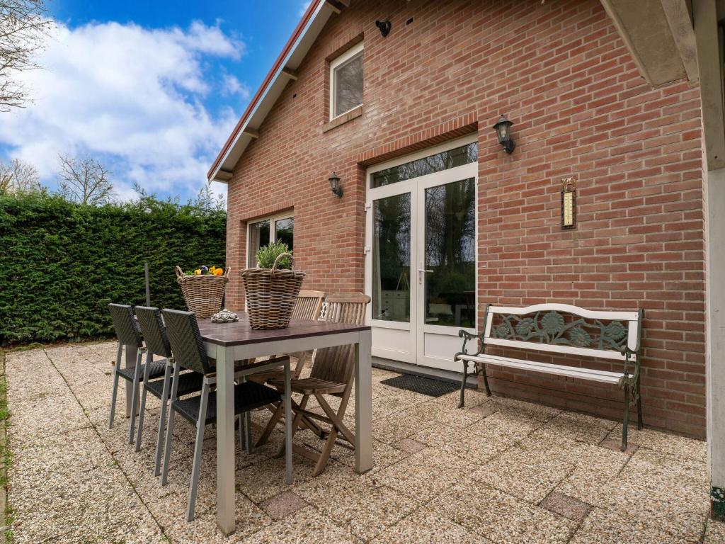Welcoming holiday home in Baarland with fenced garden photo 3