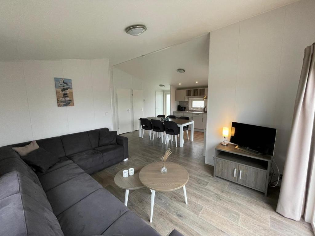Chalet (J10) op gezellige familiecamping bij zee photo 3