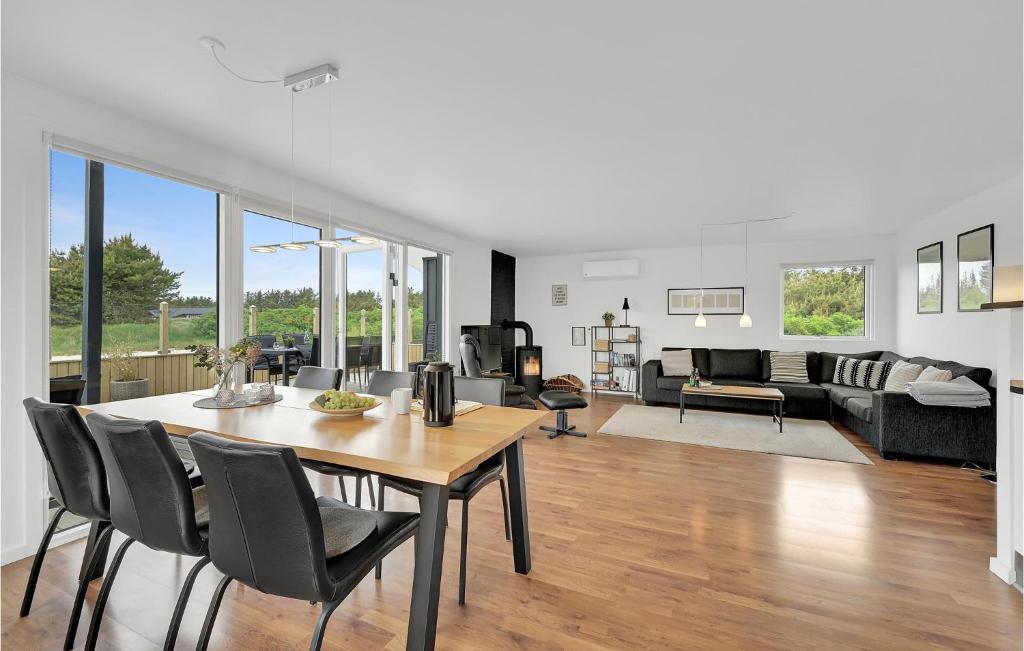 Amazing Home In Ringkbing With 3 Bedrooms, Sauna And Wifi