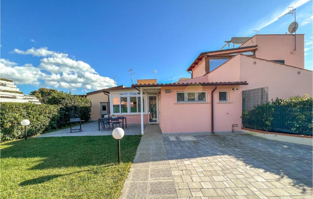 Beautiful Home In Castiglione Della Pesc With 3 Bedrooms And Wifi